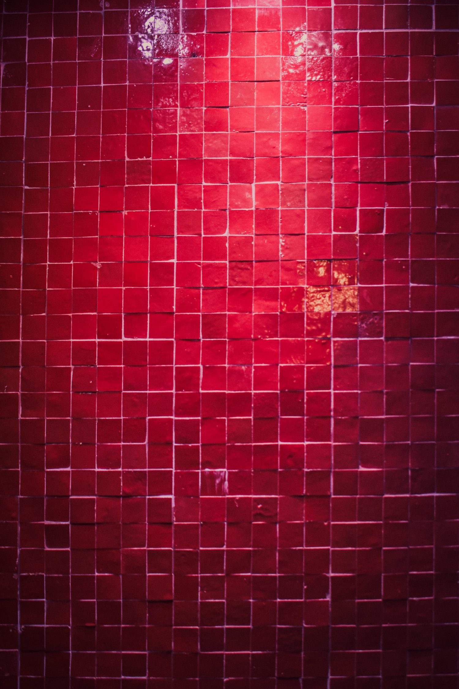 Zellige rouge posé à la main — Les Cent Ciels République